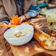 Mujer comiendo hummus, que, gracias a los garbanzos, es rico en fitoestrógenos.
